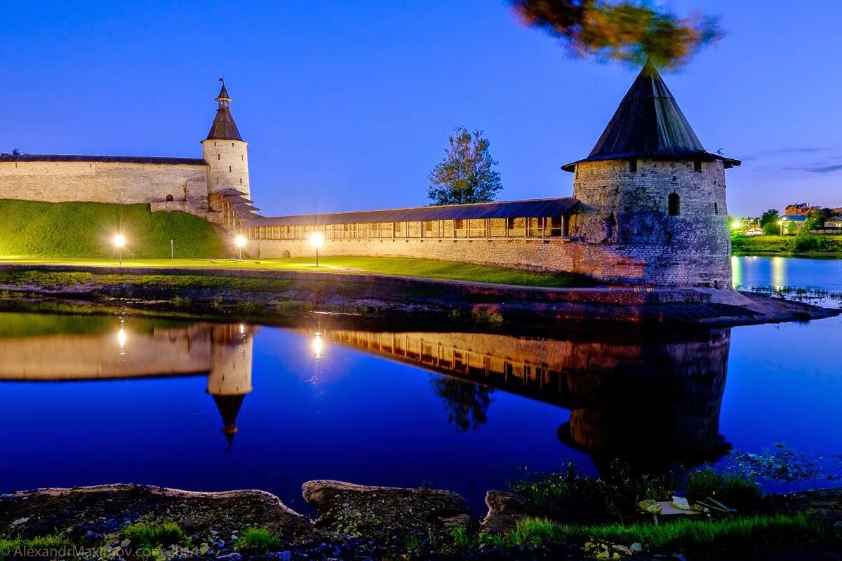 Псков белые ночи. Ночной Псков. Вечерний Псков. Псков ночной Кремль. Ssduik pskov