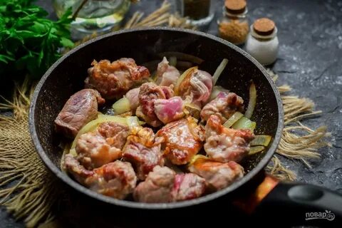 Вкусная свинина на сковороде с соусом