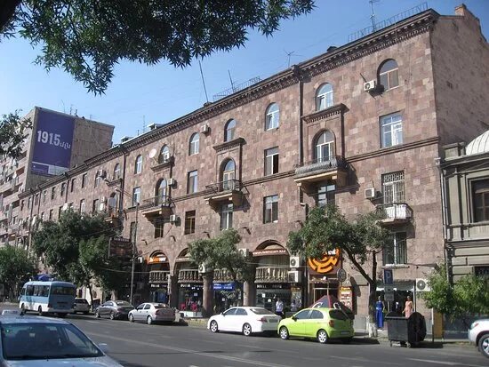 Ереван улица дом. Улица Амиряна в Ереване. Улица Церетели в Ереване. Улица Тиграна Меца в Ереване.