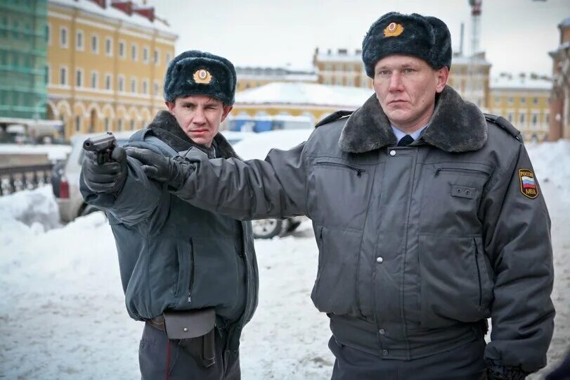 Вроде доставать. Погоди не стреляй он вроде за хлебом. не стреляй он за хлебом вышел. не стреляй! он кажется за хлебом. он вроде за хлебом.