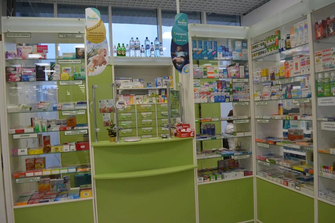 Телефон аптеки зеленая. Аптека в торговом центре. Аптека в зеленом цвете. Зеленая аптека Мельникайте. Зеленая аптека оформление.