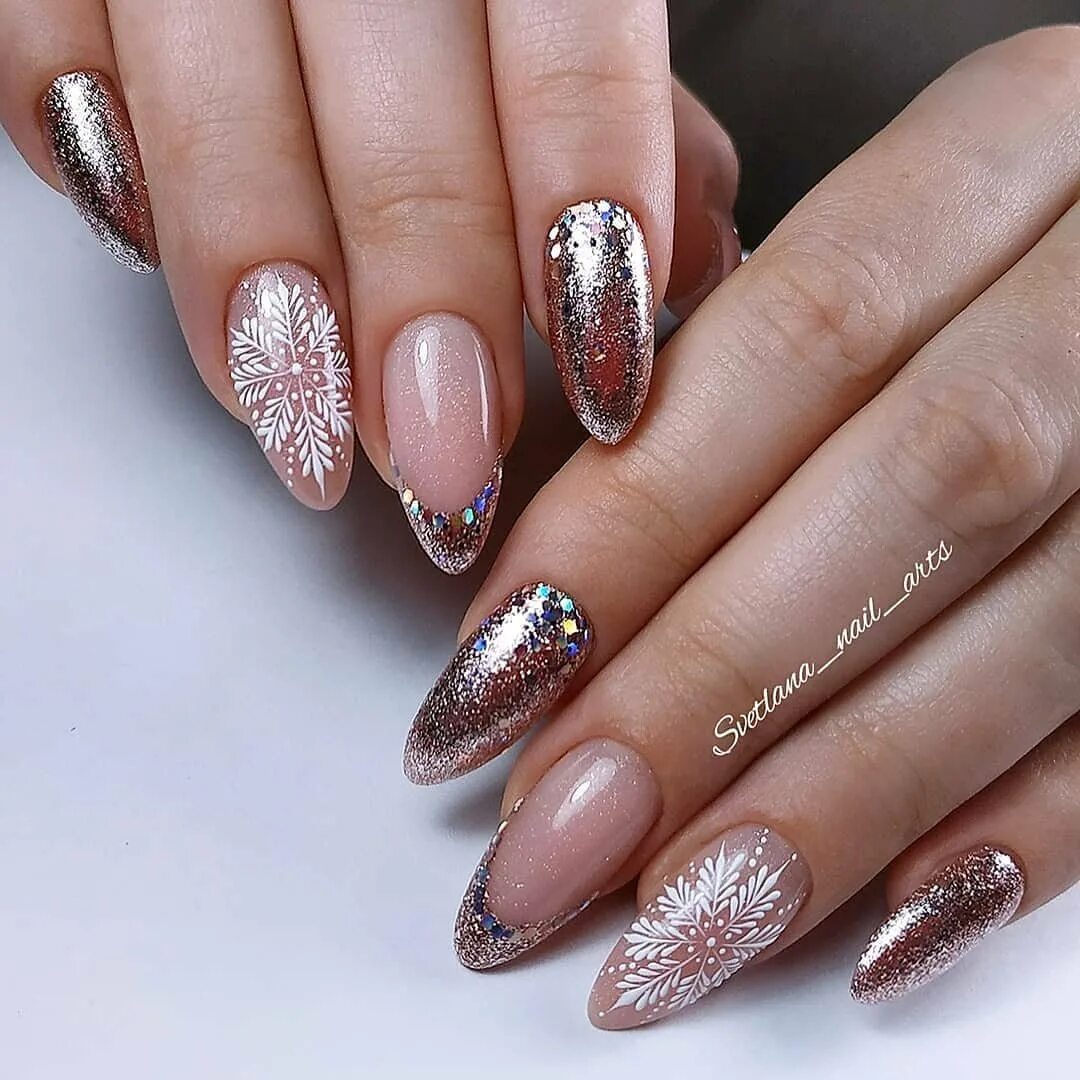 миндалевидные ногти с блестками. серебристый френч на миндалевидные форме. новогодний маникюр на длинные ногти. праздничный маникюр. красивые ногти миндальной формы.