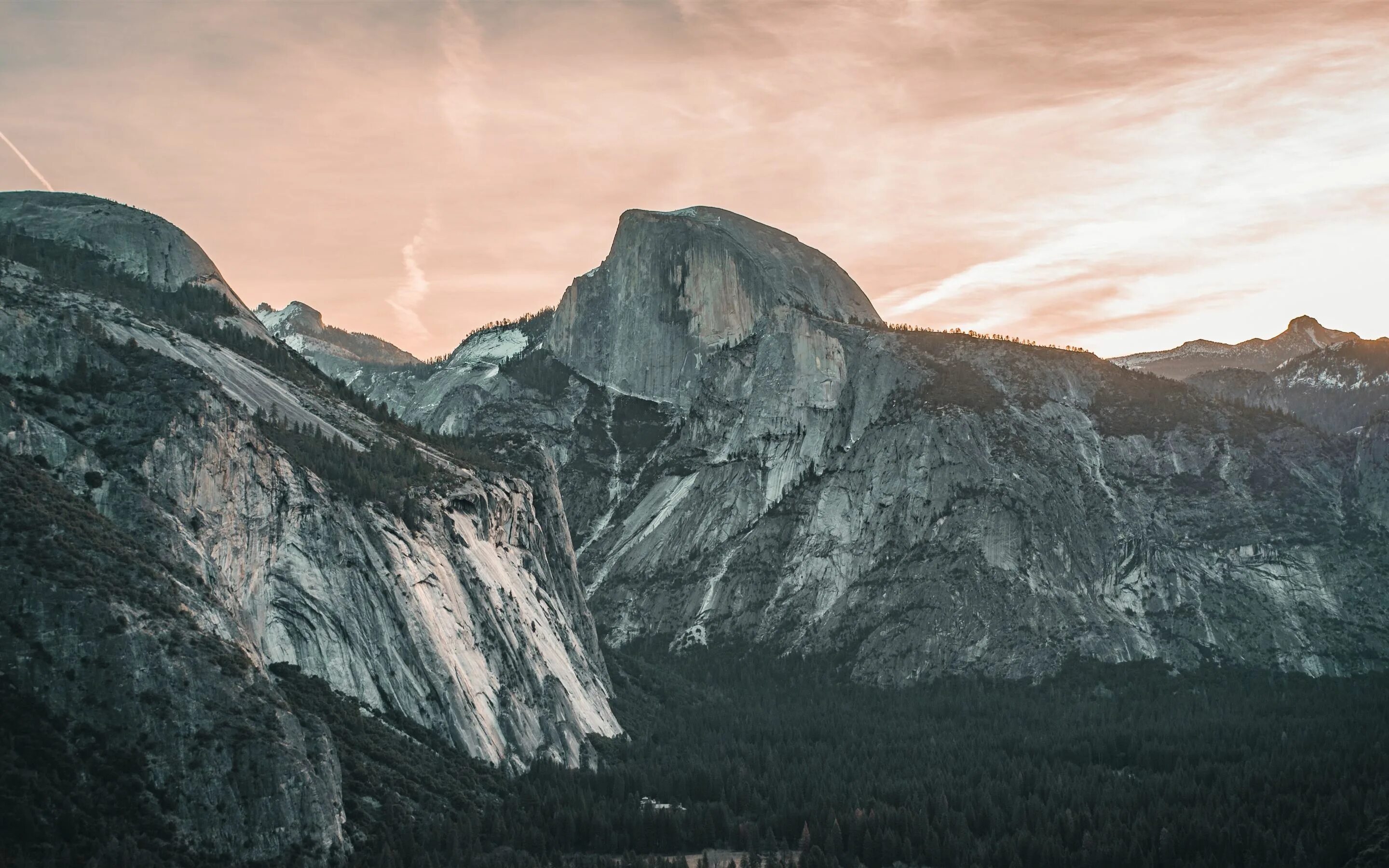темные горы. обои как на макбуке на рабочий стол. горы макбук. обои как на макбуке на рабочий стол. обои на макбук.