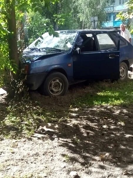 Фото улетевших машин в Ельце. Новочеркасск дерево ДТП.