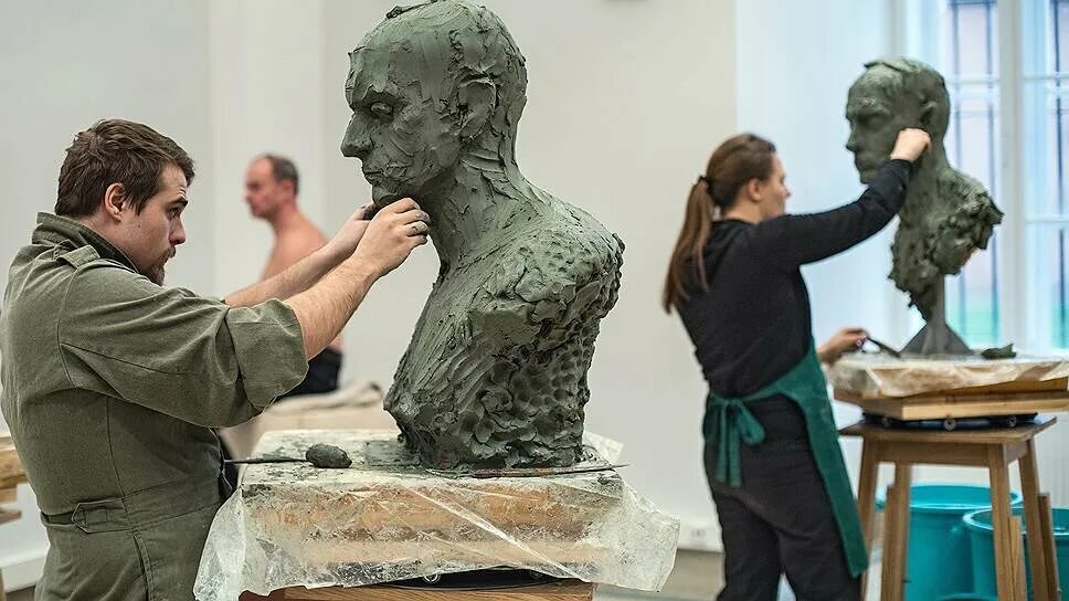 Скульптор. Скульптор профессия. Скульптура «скульптор». Лепка скульптуры