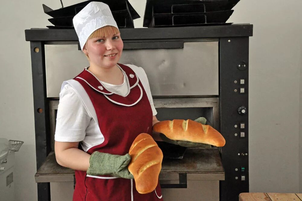 хозяйка пекарни. хлебопекарня. директор пекарни. хлебница пекарня. владелица кондитерская.