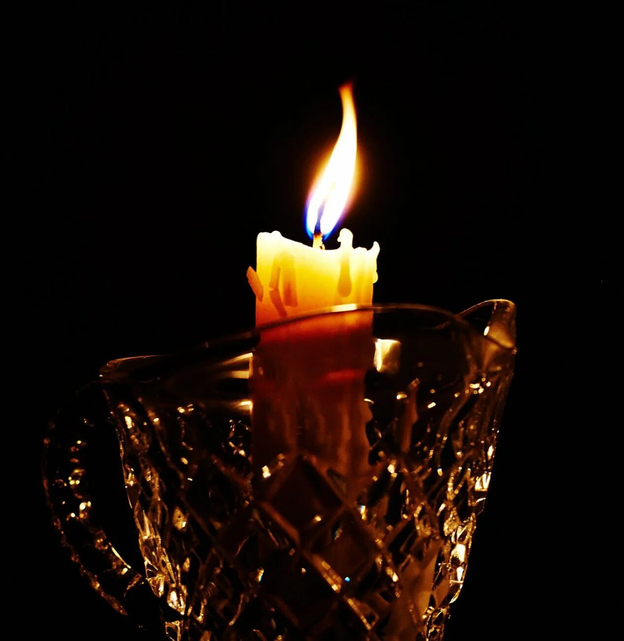 Свеча памяти. Траурная свеча. Поминальная свеча. Свеча скорби. Картинка горит свеча памяти и скорби