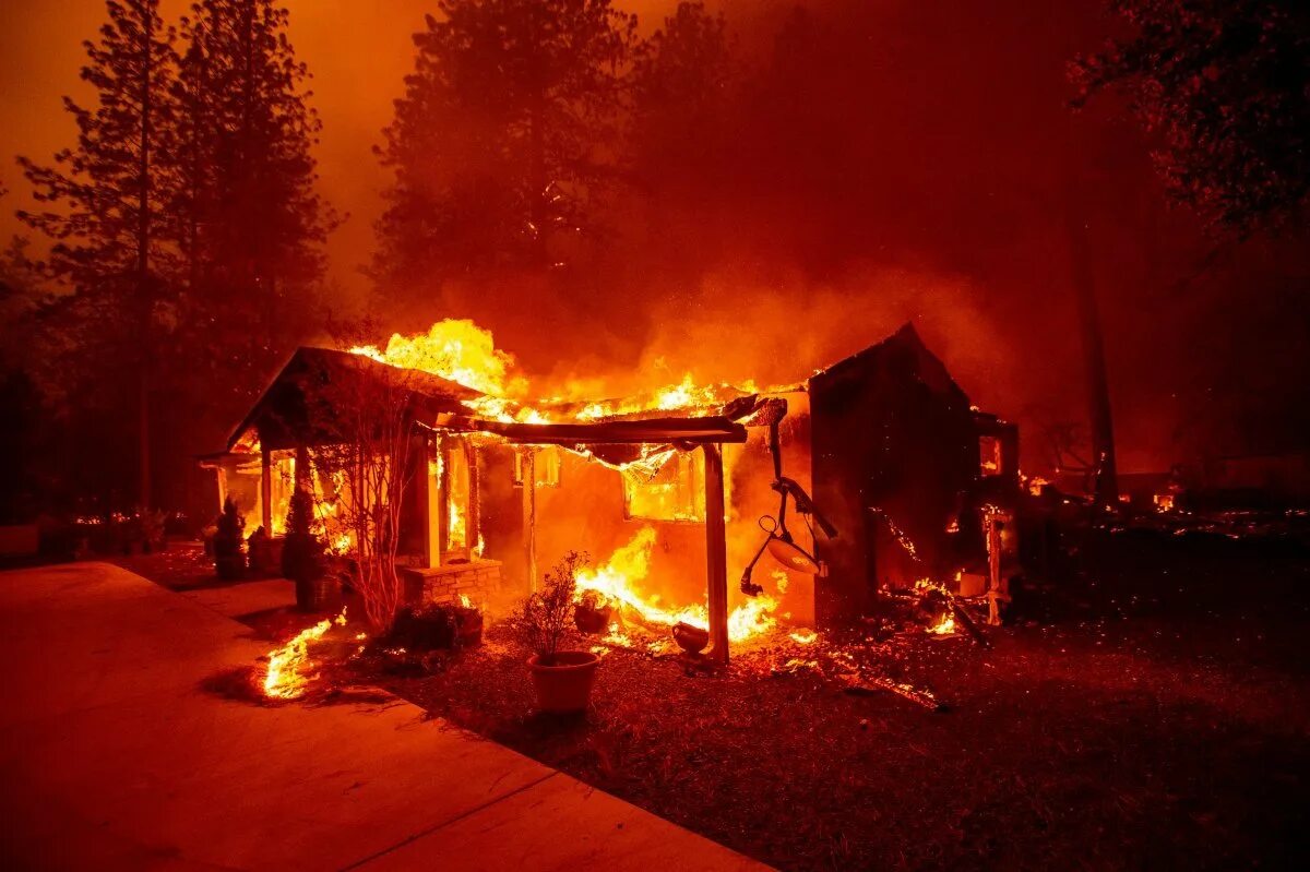 К чему снится пожар горел дом. Парадайз пожар 2018 Калифорния. Горящий дом. Дом горит. Горящий дом в лесу.