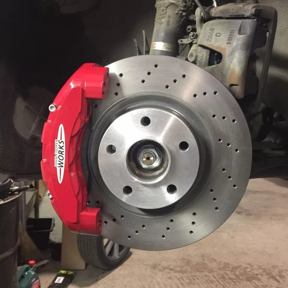 Купить тормозной брембо. Тормозные колодки BREMBO Mini JCW. Тормозные диски BREMBO Chery Tiggo. 6 Поршневые тормоза перфорированные. Суппорта Брембо много поршней.