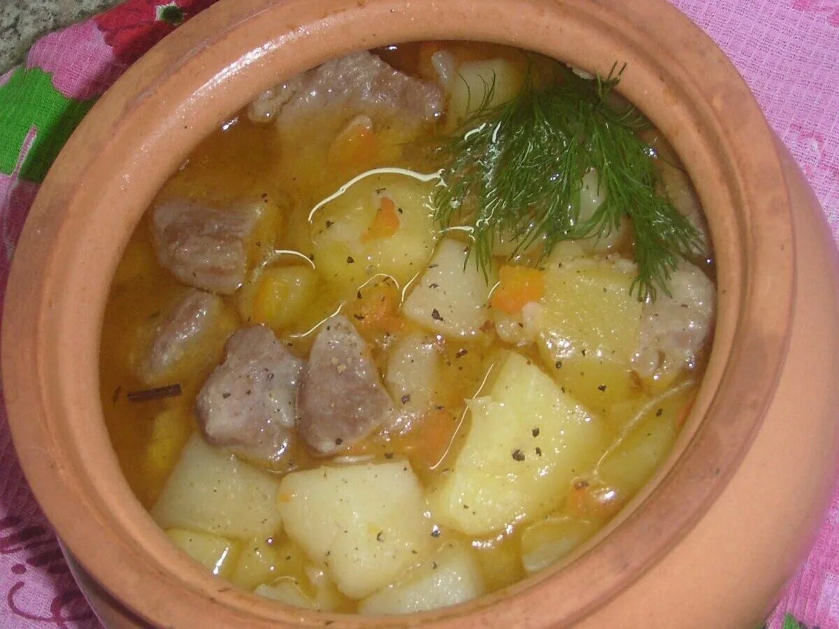 говядина в горшочках с картошкой в духовке. говядина с картофелем. картофель в горшочке в духовке. тушенка в горшочке в духовке. картошка с тушенкой в горшочках.