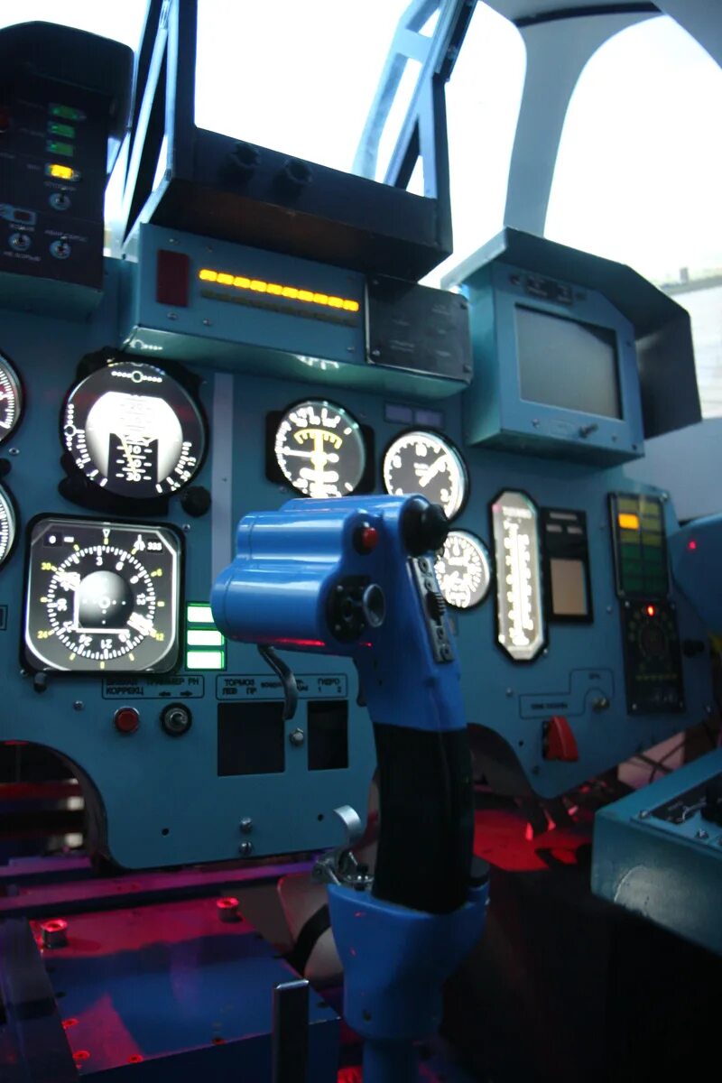 авиатренажер су. полёт на авиатренажёре су-27. авиа-тренажёр истребителя су-27. имитация самолета. авиатренажер истребителя су-27.