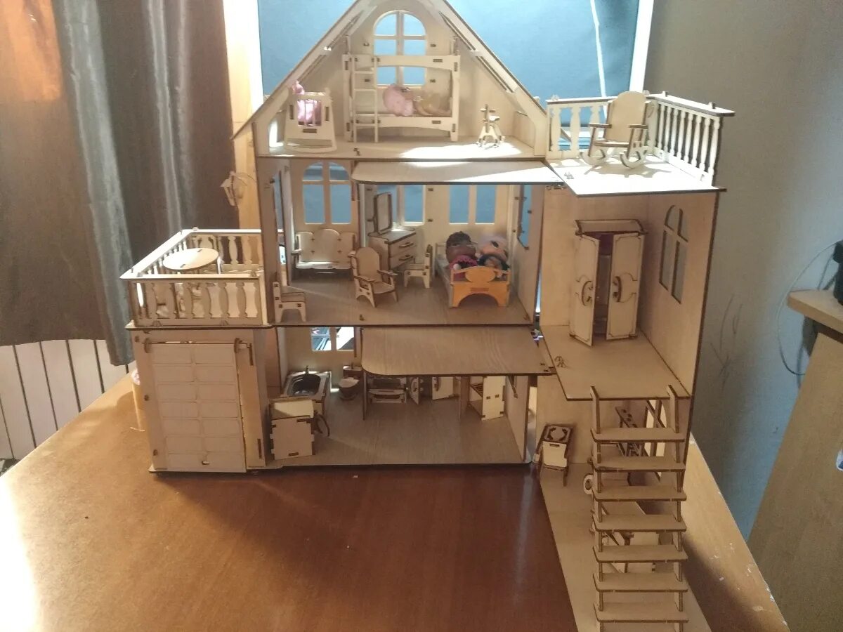 Чудо дом бел. Чудо дом бел. Деревянный домик раскрашенный. Домик для кукол крашеный. Чудо дом в екатеринбурге.