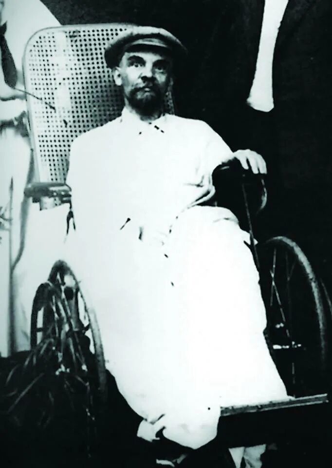 Ленин в горках 1923 год фото. Ленин в 1923 году. Ленин в 1923 году фото. Ленин 1923. Ленин в горках 1922.