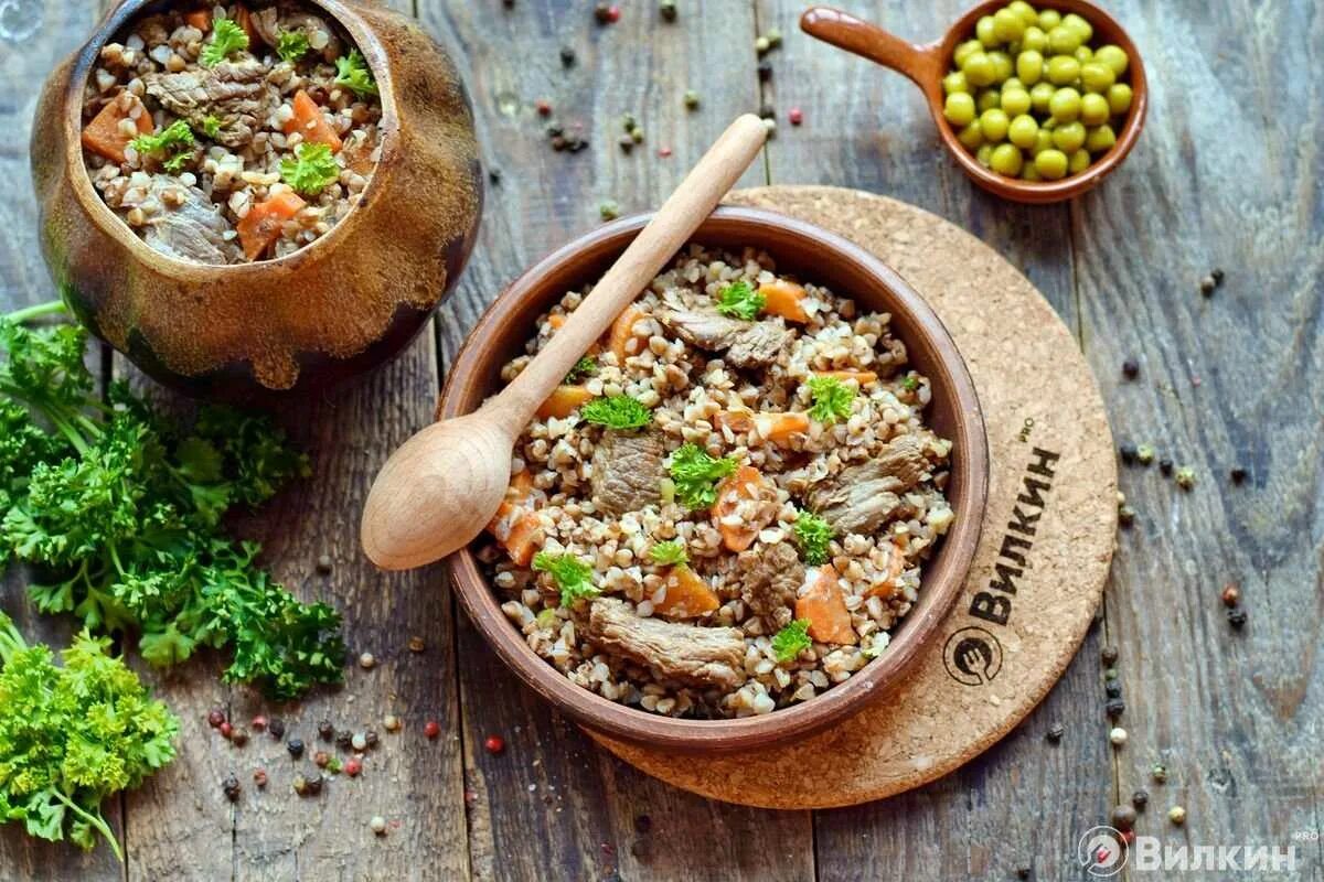 гречневая каша в горшочке. гречневая каша с мясом в горшочке. гречка со свининой в горшочке. вкусная гречневая каша. гречка с мясом и овощами в горшочках.