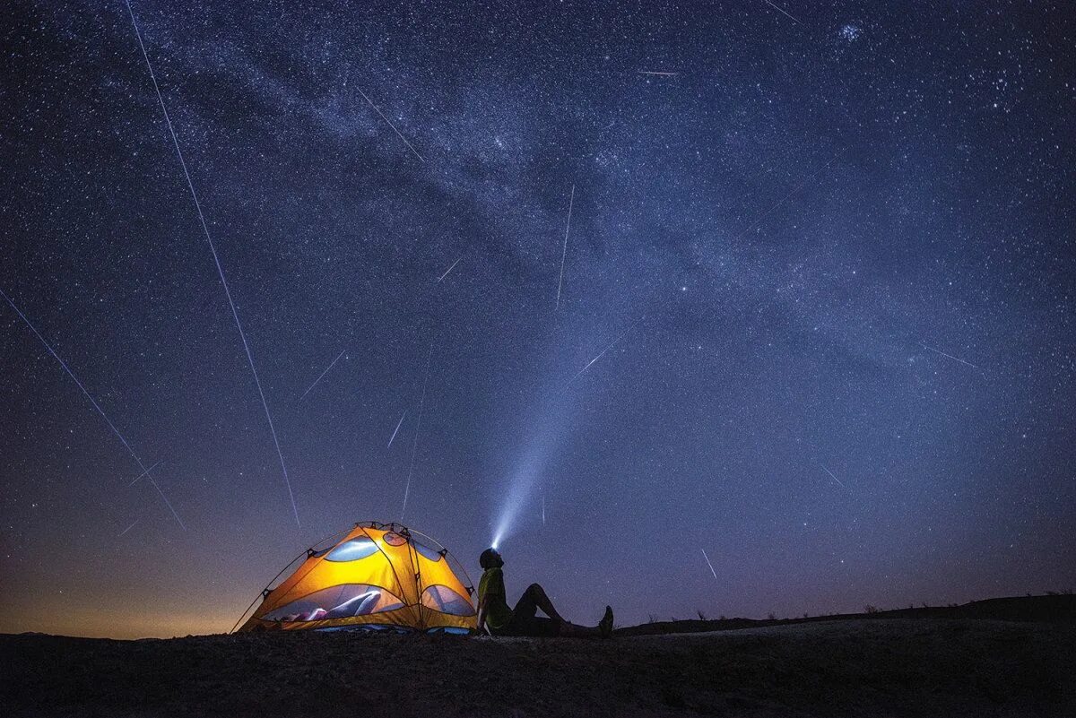 Sky camping. Метеорный поток Квадрантиды. Поток Персеиды палатка лагерь. Кэмп наблюдение за звездами. Ночное небо кемпинг автомобиль.