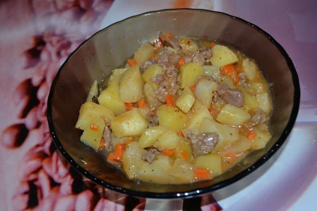 Как потушить мясо с картошкой в кастрюле. Тушёная картошка с мясом. картошка с мясом в кострю. тушёная картошка с мясом в мультиварке. тушёная картошка с мясом в кастрюле.