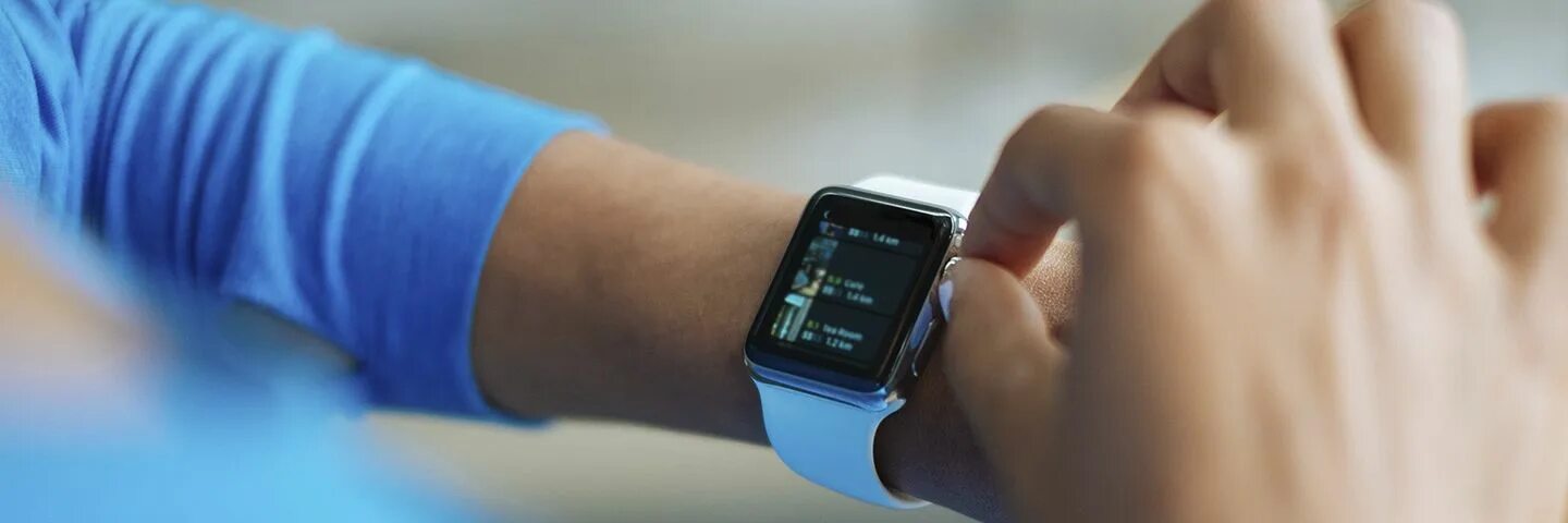 Умные гаджеты. Рука с электронными часами. Носимые устройства. Apple watch для детей.