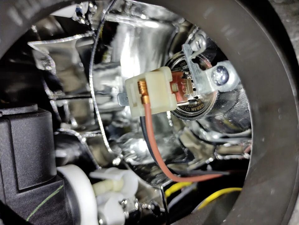 Geely emgrand лампа габаритов. Разъём лампы ближнего света н1 на джили gc6. Штатные лампы geely coolray. Лампа на дальний свет geely mk. Geely gc6 разъём лампочки ближнего света.