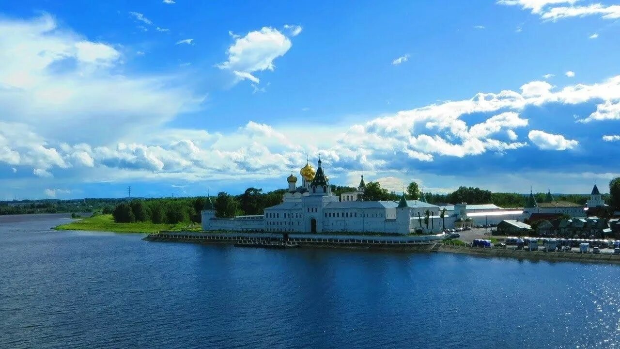 Города которые стоят на волге 2. Река Волга в Костроме. Река Волга в городе Кострома. Кострома берег Волги. Ипатьевский монастырь панорама рек.