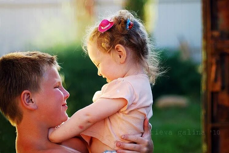 Старшая сестра и младший брат. Девочка просит брата. Фотосессия брат с сестрой. Девочка просит брата. Девочка просит брата.