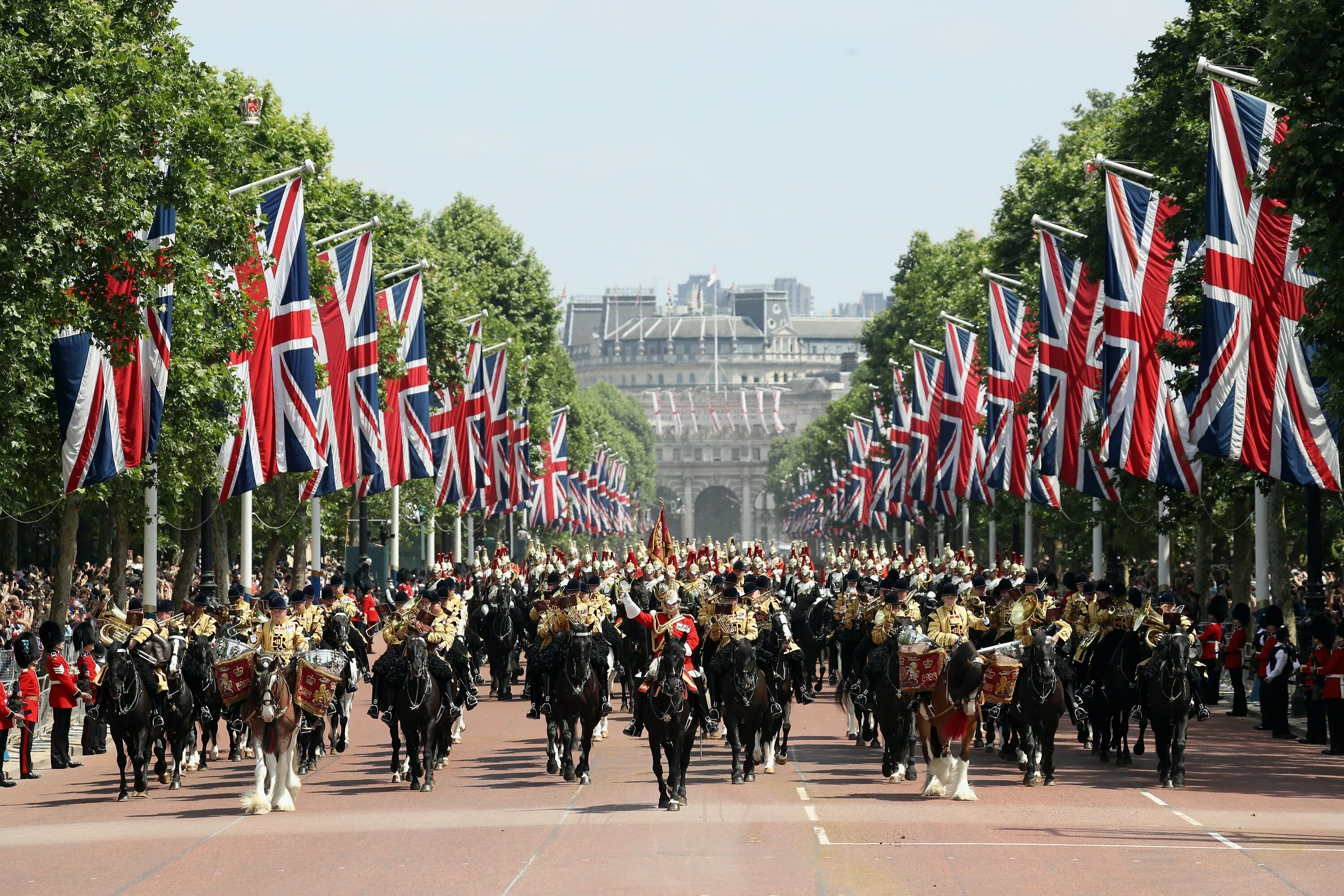 Английские праздники февраль. Парад the Trooping the Colour. Trooping the Colour праздник. Парад вынос Знамени Великобритания. The Trooping of the Colour в Великобритании.