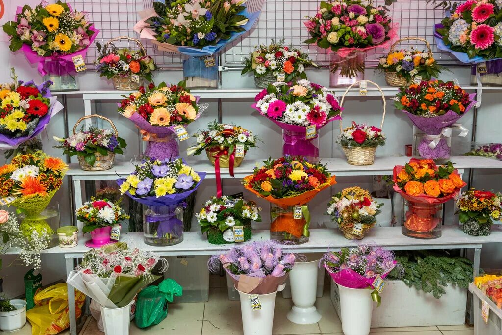 Цветочный магазин восточный. Цветы в магазине. Цветы в цветочном магазине. Витрина цветочного магазина. Букеты на витрину.