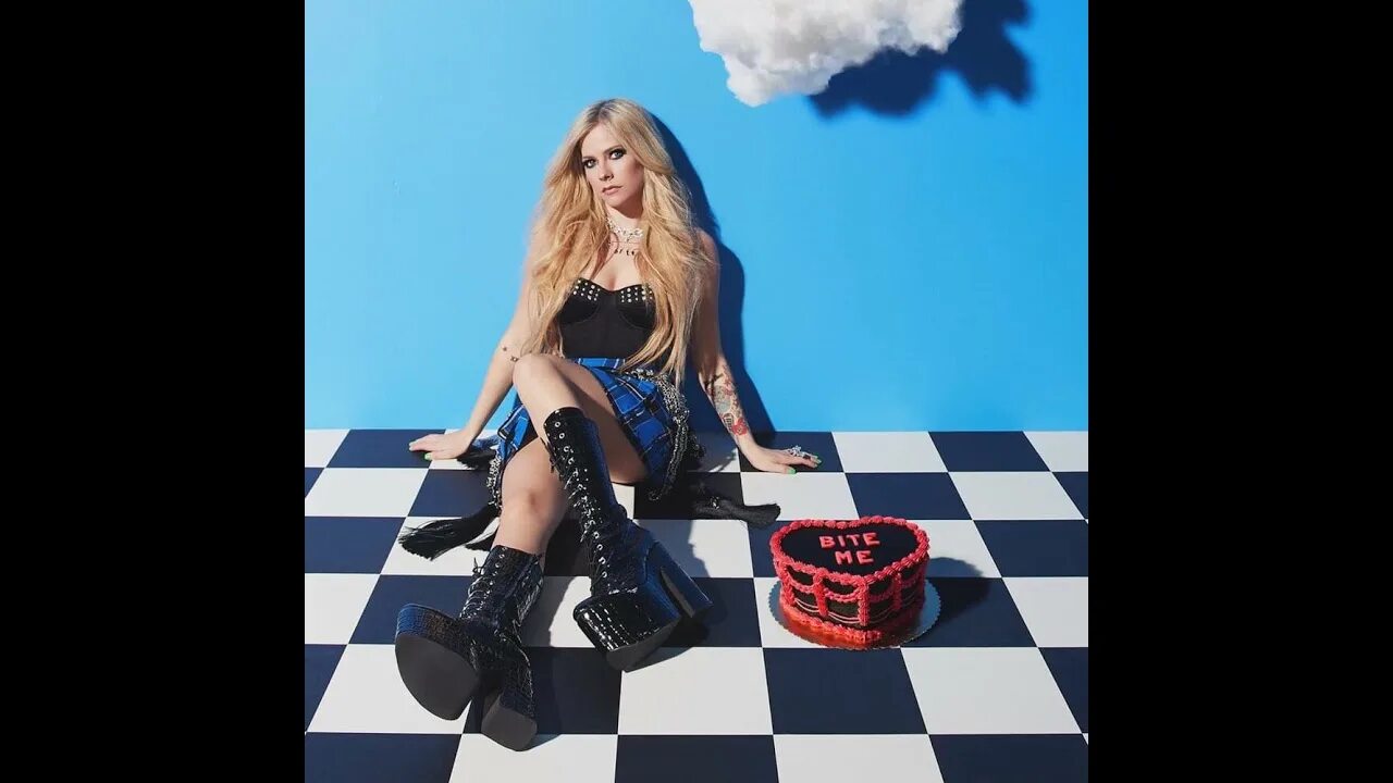 Аврил лавин поет песню совместно в клипе в 2024. Girlfriend - avril lavigne bite me world tour montreal. Avril lavigne bite me. Avril lavigne bite me. Аврил лавин фото 2022.