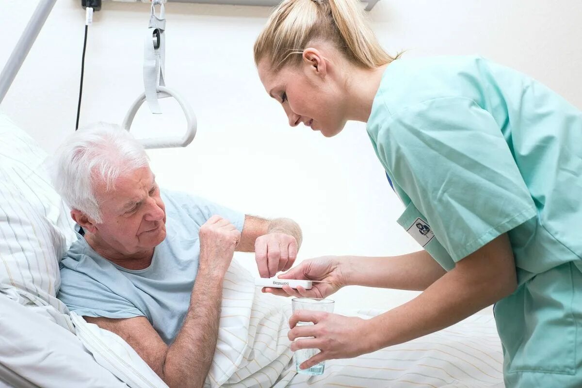 Инсульт после 80 лет. Пациент с инсультом. инсульт реабилитация. реабилитация после инсульта. реабилитация пациентов с инсультом.