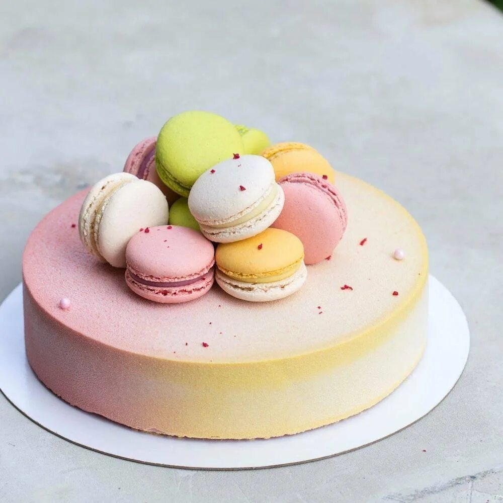 макаронс с зефиром. торт украшенный макаронс. украшение торта макаронс. украшение торта макарунами. украшение торта макарунсами.