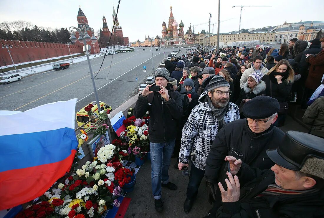 Мемориал Немцова на Москворецком. Цветы на месте Немцова. Немцов красная площадь. Требуют вынести