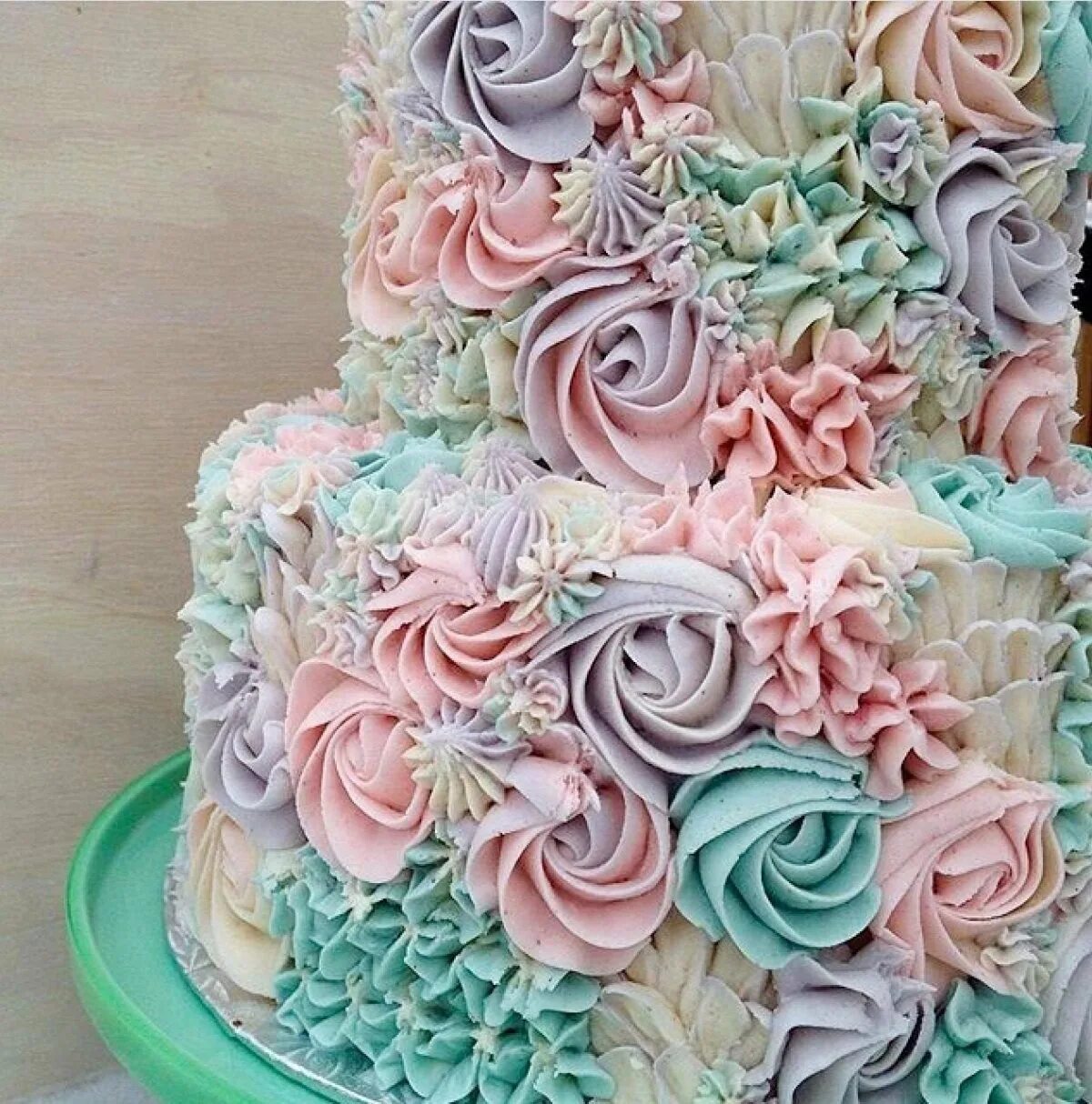 Крем безе для торта. Кремовое украшение торта. Украшение торта безе. Торт с кремовым декором. Украшение торта кремовыми цветами.