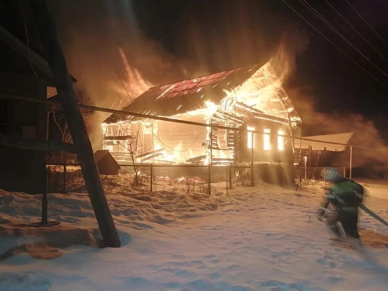 Горящий дом. Пожар в доме. Дом горит. Пожар в городе.