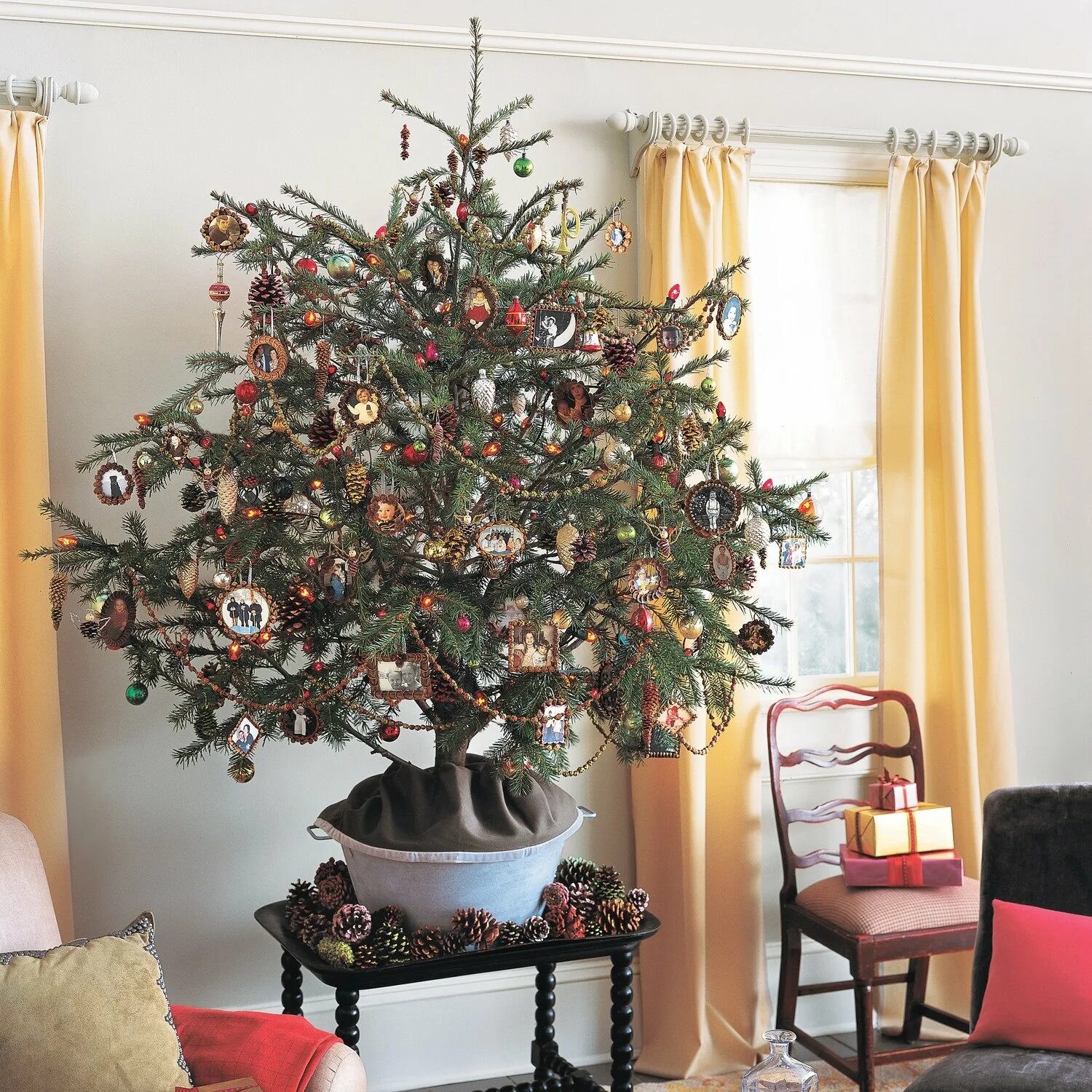 Декор под елку. Елка в квартире. Новогодняя елка в квартире. Новогодний интерьер дерево. Натуральная елка украшенная.