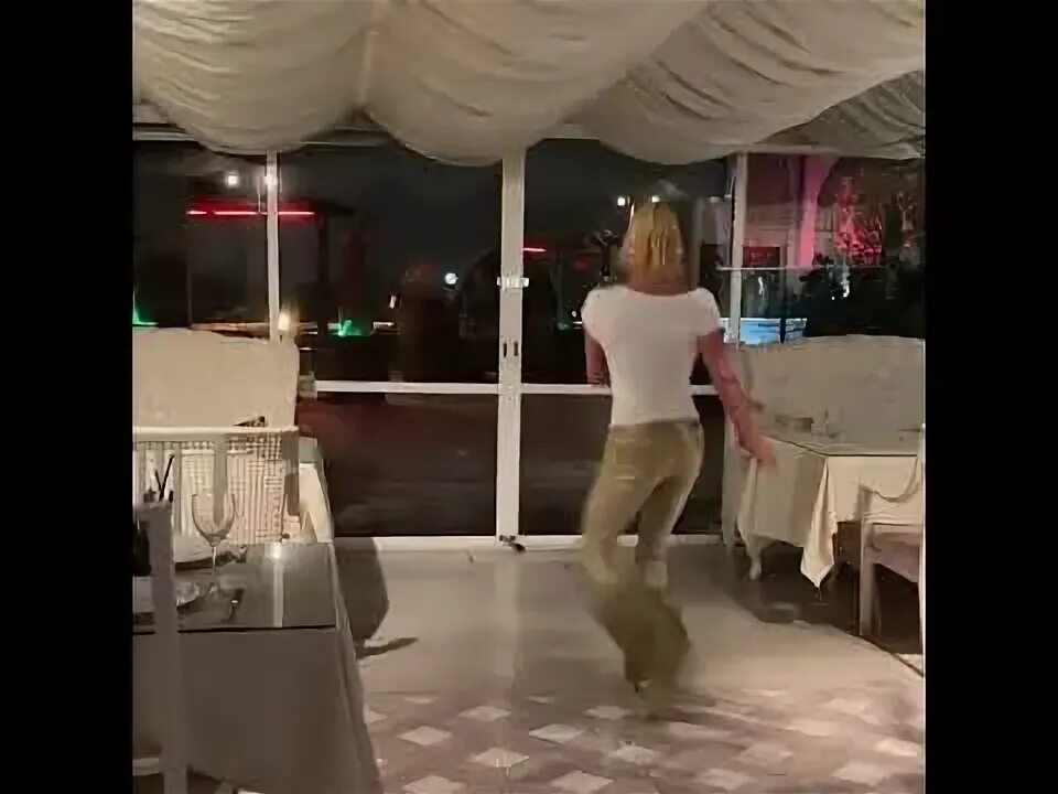 Видео где джигурда танцует с волочковой. Волочкова пьяная танцует. Волочкова танцует на дискотеке. Пьяная Волочкова. Танцы Волочковой на дискотеке.