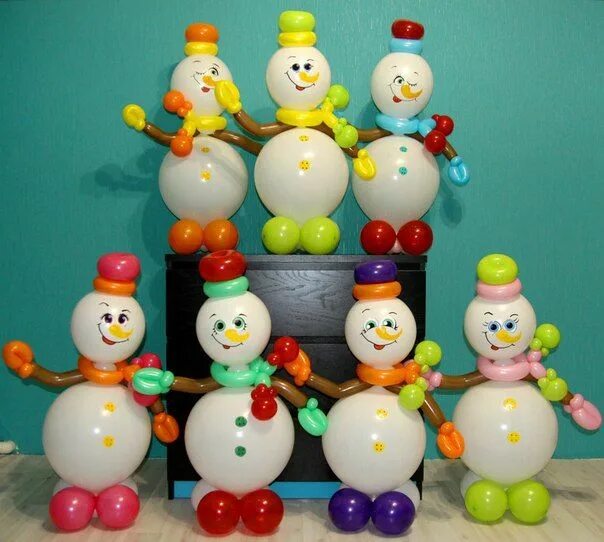 Снеговик шаров. Снеговик из воздушных шаров. Снеговик из шариков воздушных. Снеговики из надувных шаров. Шары для снеговика.