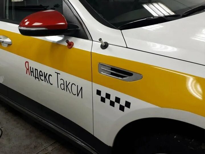Оклейка такси. Брендирование машин такси. Оклейка бренд такси. Брендинг такси. Оклейка бренд такси.