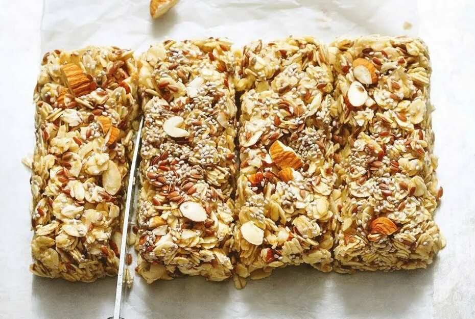 Гранола в домашних условиях в духовке. Granola Bar мюсли. Гранола из овсянки. Гранола (мюсли) из овсянки. Гранола из овсяных хлопьев.