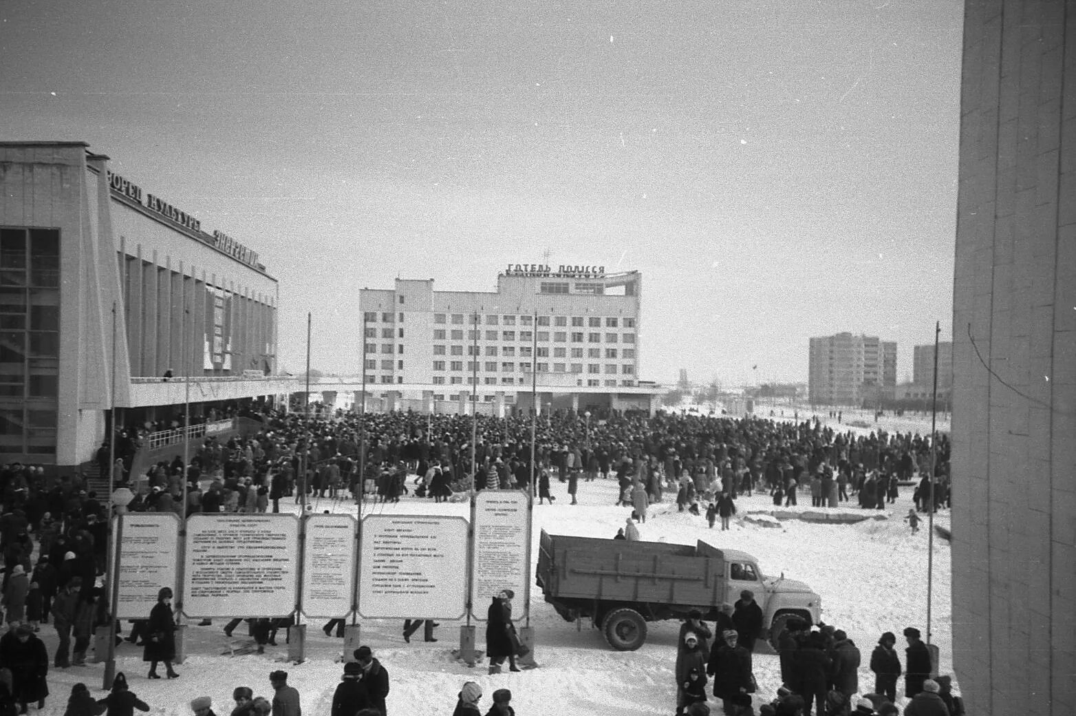 Припять до аварии. Город Припять 1986 год. Припять 1986 площадь. Припять центр города 1986.