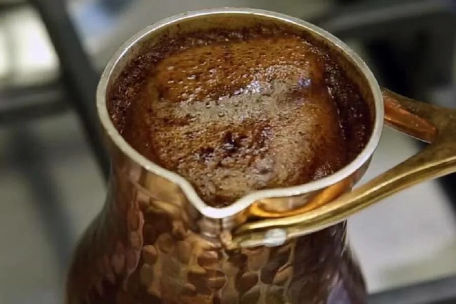Кофе сварен или сварено. Кофе в турке. Кофе в турке с пенкой. Джезва, кофе с пенкой. Вареный кофе.