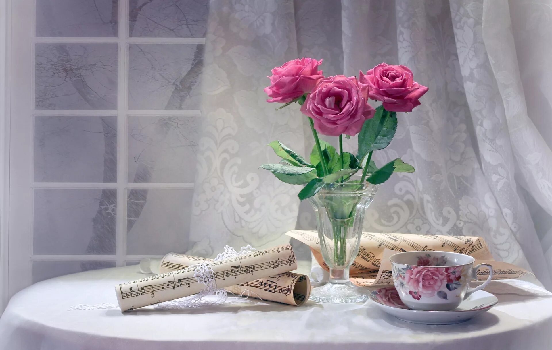 Цветы в вазе на окне. Красивые натюрморты с розами. Цветы в хрустальной вазе. Нежный натюрморт. Песня нежная чае