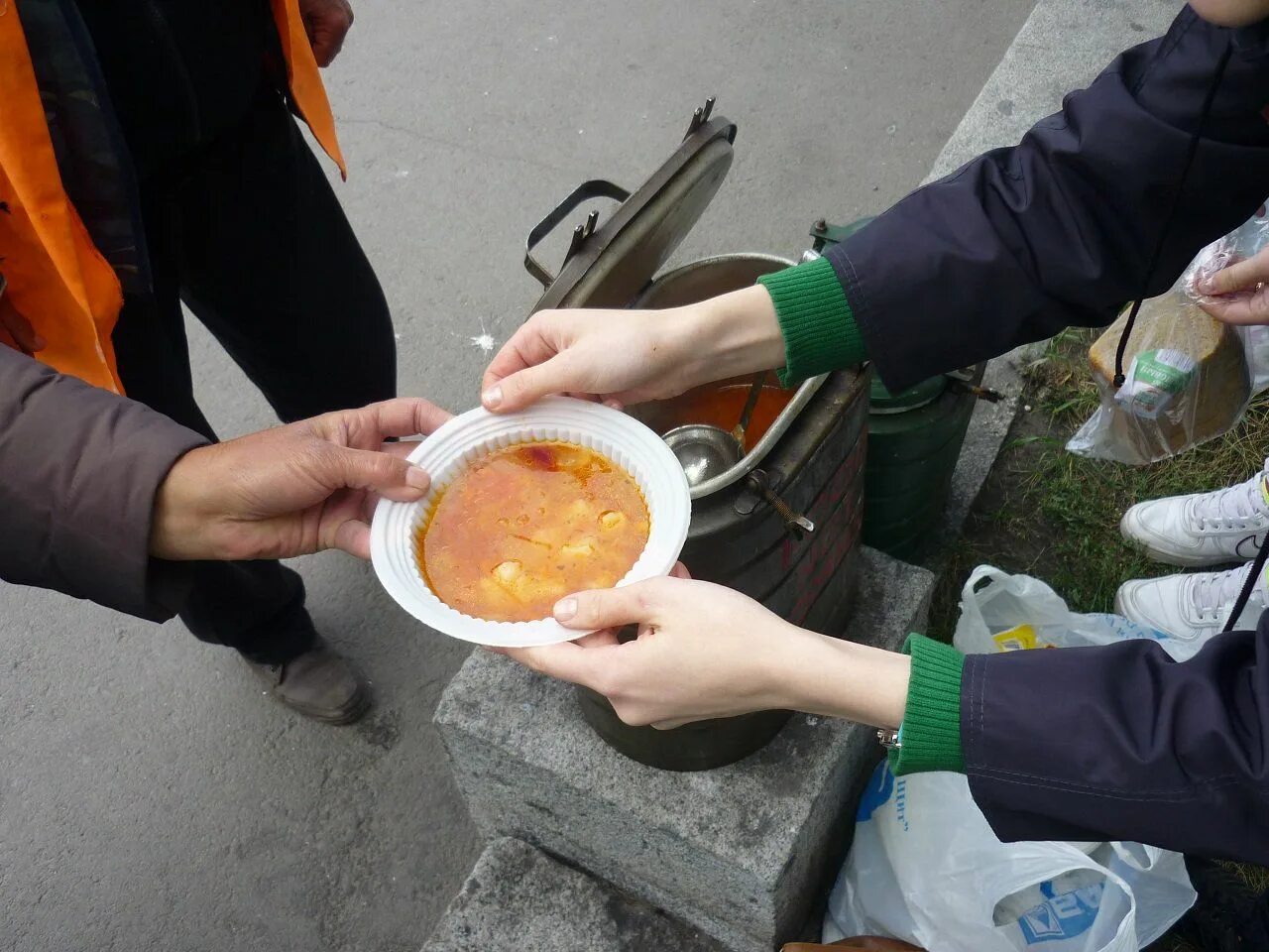 Как называется помощь бедным