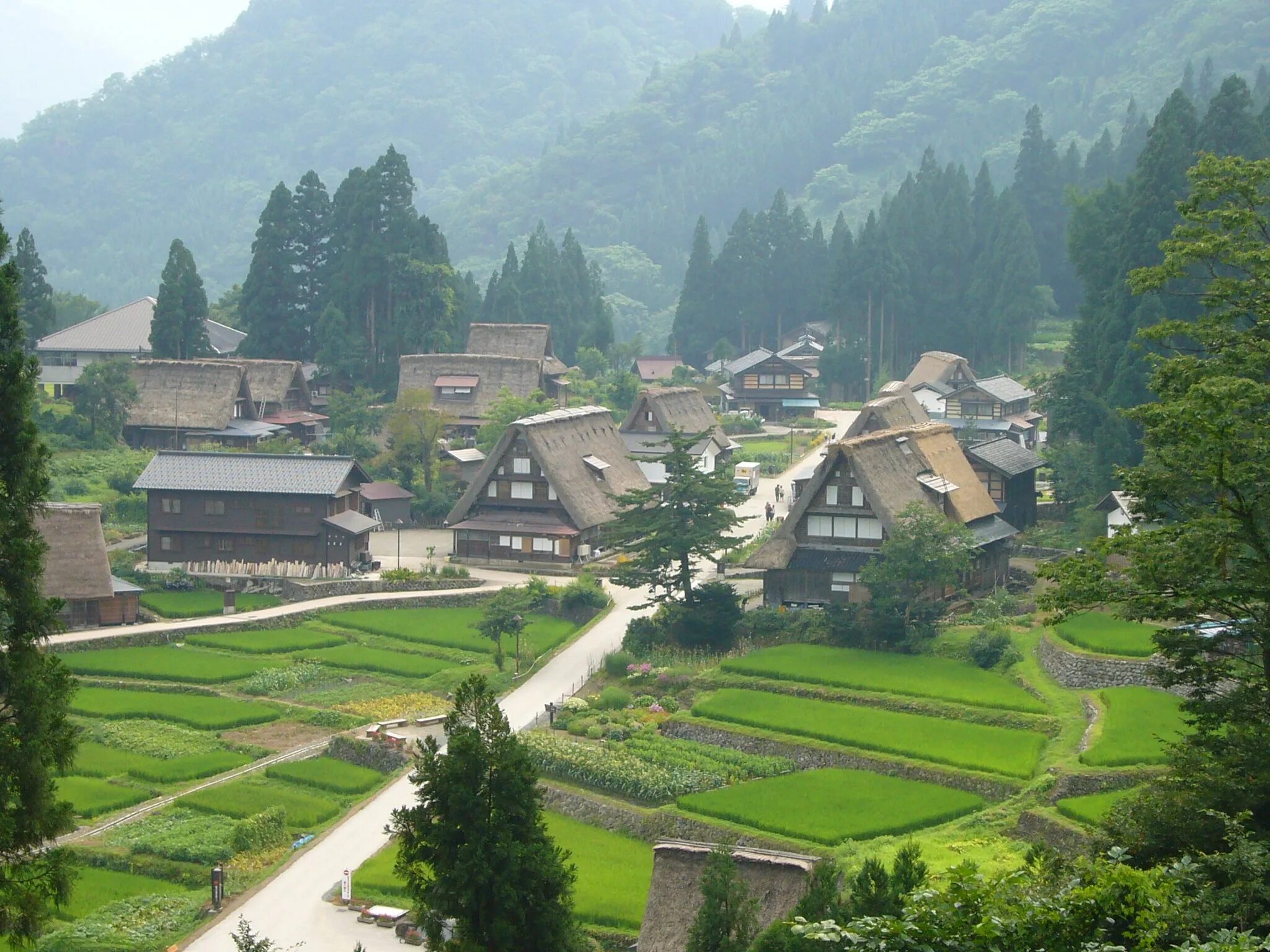 Japanese village. Гассё-дзукури Гокаяма. Деревня Сиракава-го Япония. Гассё-дзукури японский дом. Гассё-дзукури Япония, деревня Сиракава.