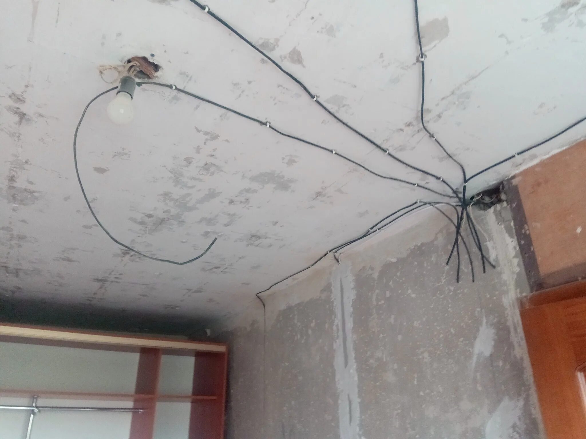 Прокладка проводов к светильникам. Проводка под натяжным. Электрика на потолке. Электропроводка под натяжным потолком. Проводка под потолком.