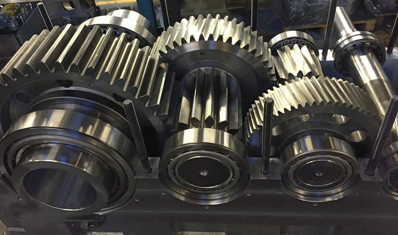 Вал зубчатой передачи. Вал-шестерня. Ступица синхронизатора камаз 1324. Коническая шестерня с винтовым зубом. Вал шестерня reduktor gft 110 i=215.