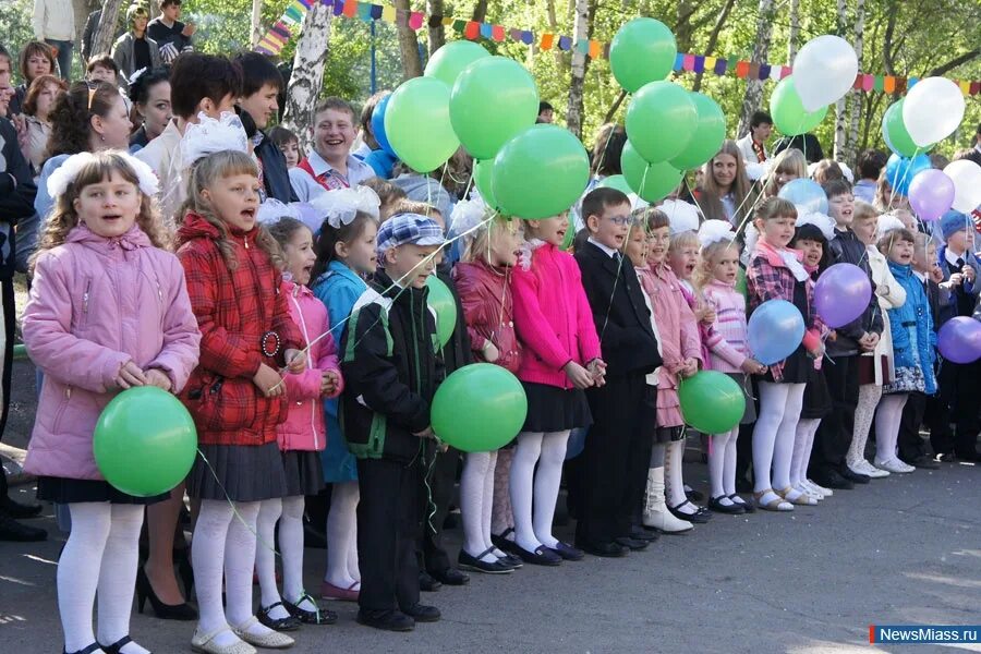 Прощай школа фото. Школа родная под номером 40. Песня школа родная под номером 40.