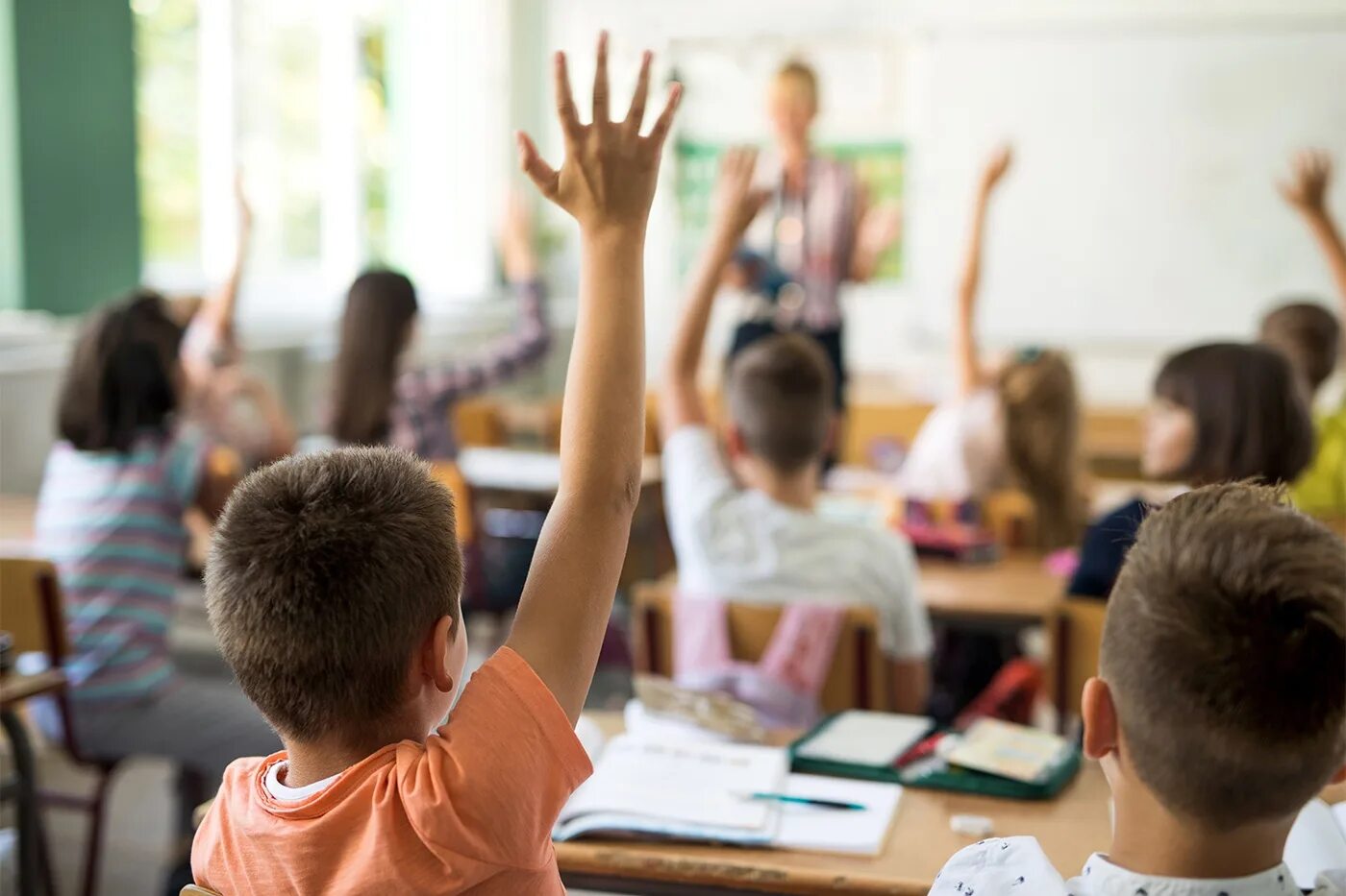 Дети на уроке. Дети в школе поднимают руки. Школьники в классе. Поднятая рука на уроке.