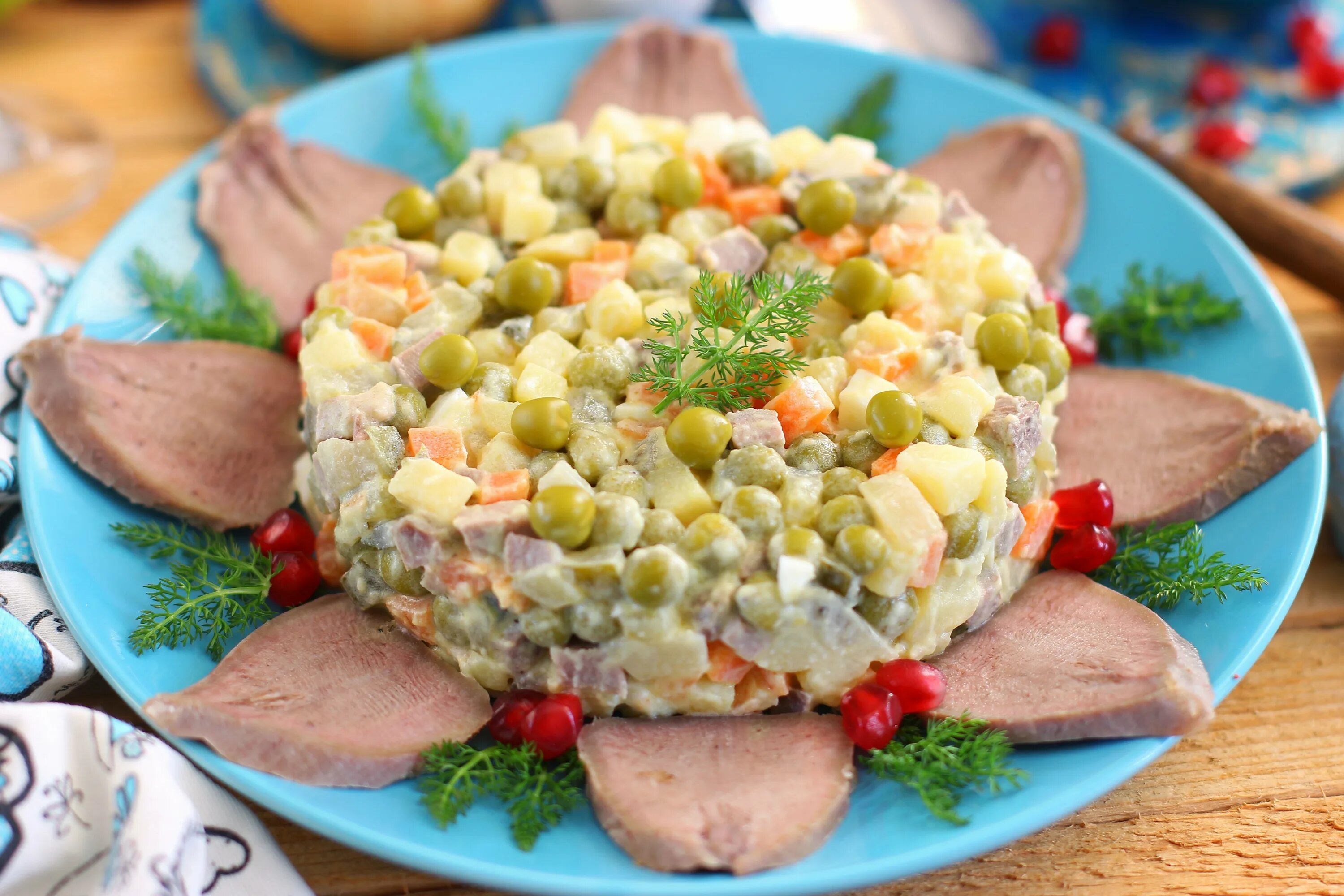 Как выглядит салат оливье. Оливье с ветчиной. Салат столичный. Как выглядит салат оливье. Салават оливье.