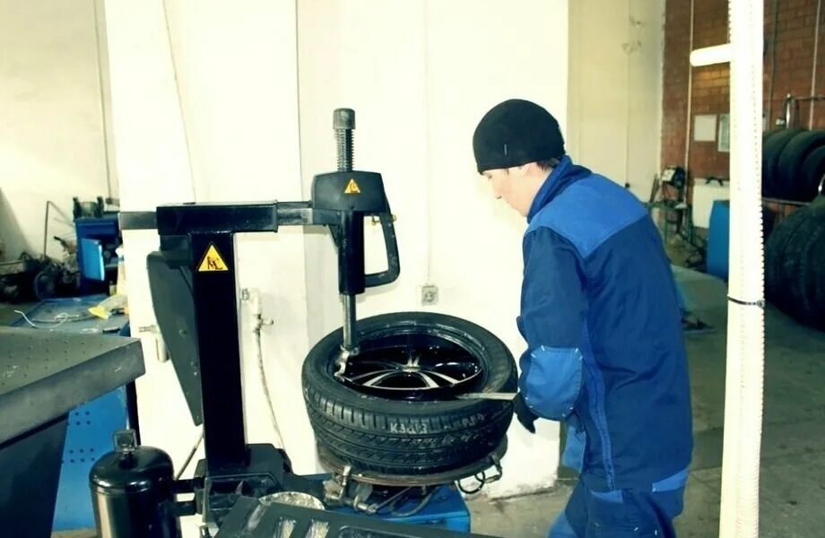 Завод шиномонтаж. Завод шиномонтаж. Шиномонтаж и балансировка колес. Профессия шиномонтажник. Завод шиномонтаж.