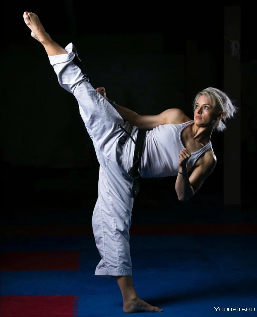 Боевые искусства. Женские боевые искусства. Уширо гери. Женские боевые искусства. Кикбоксинг.