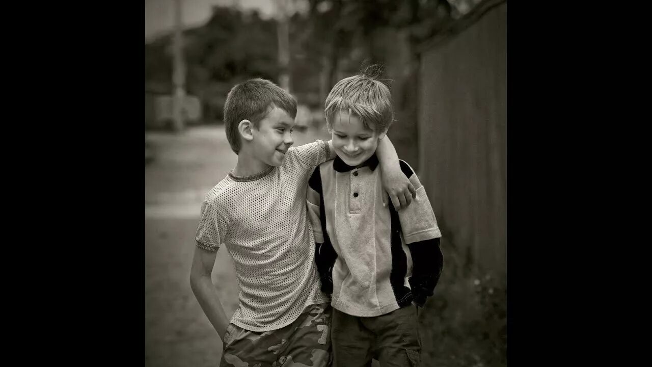 Тяжело узнавать друг друга. Приятель тяжело. Приятель тяжело. Друзья братья. Трудные времена.